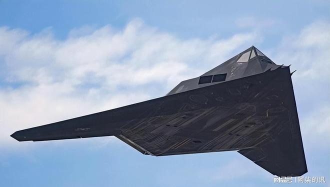 美军航母甲板上大片大片的F-35C生锈洛马的隐身涂料有大问题